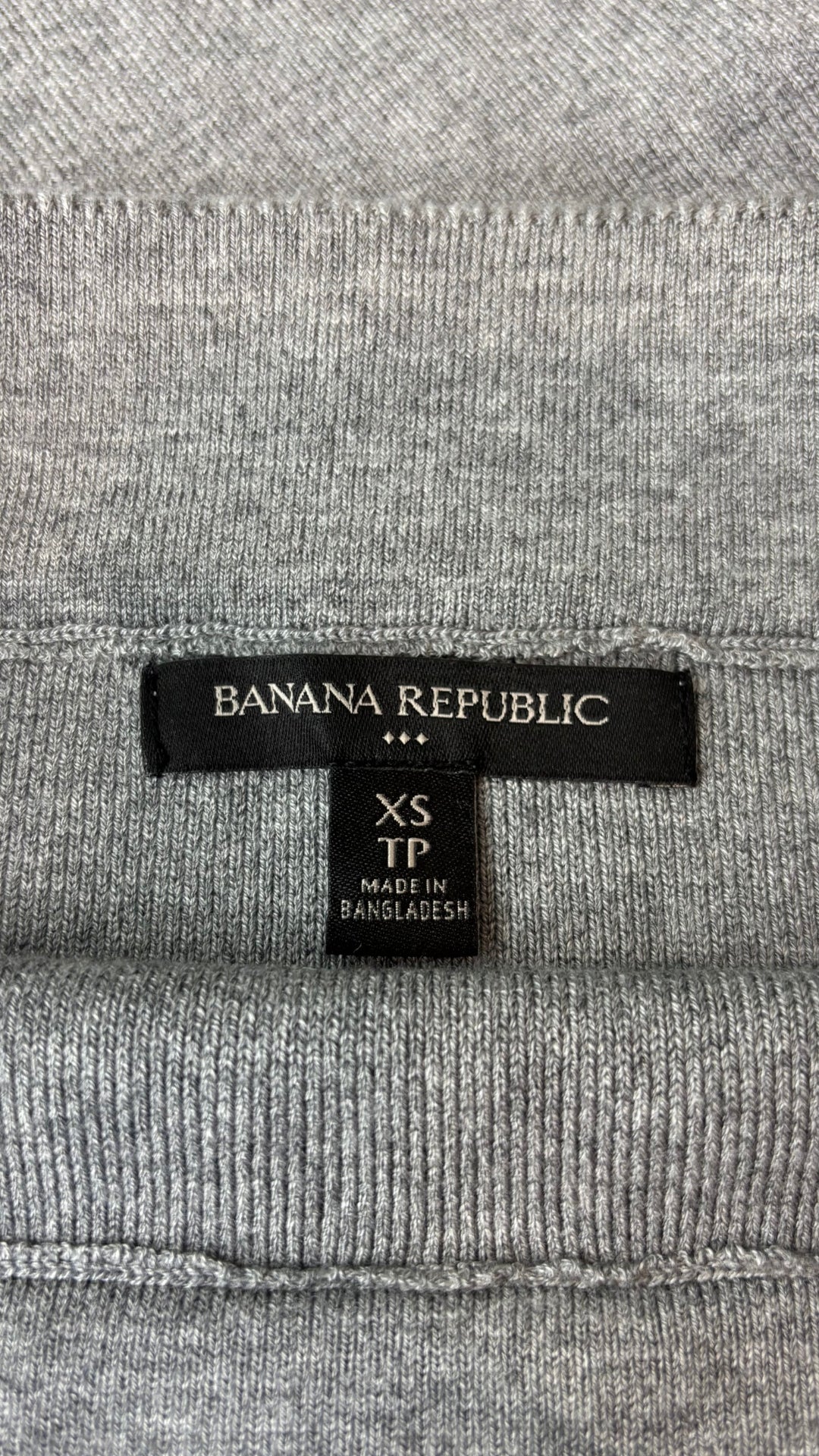 Jupe en tricot gris Banana Republic, taille xs. Vue de l'étiquette.