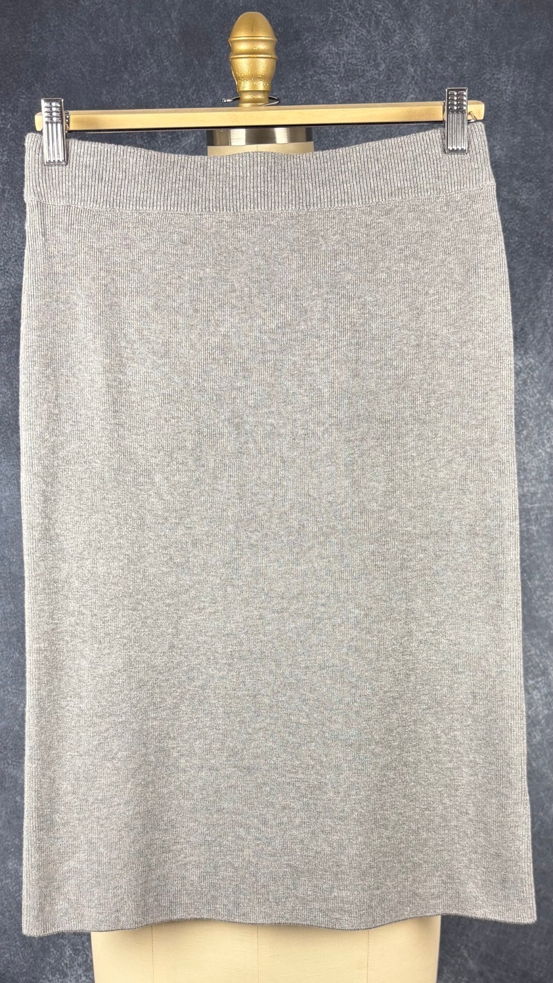 Jupe en tricot gris Banana Republic, taille xs. Vue de face, sur le cintre.