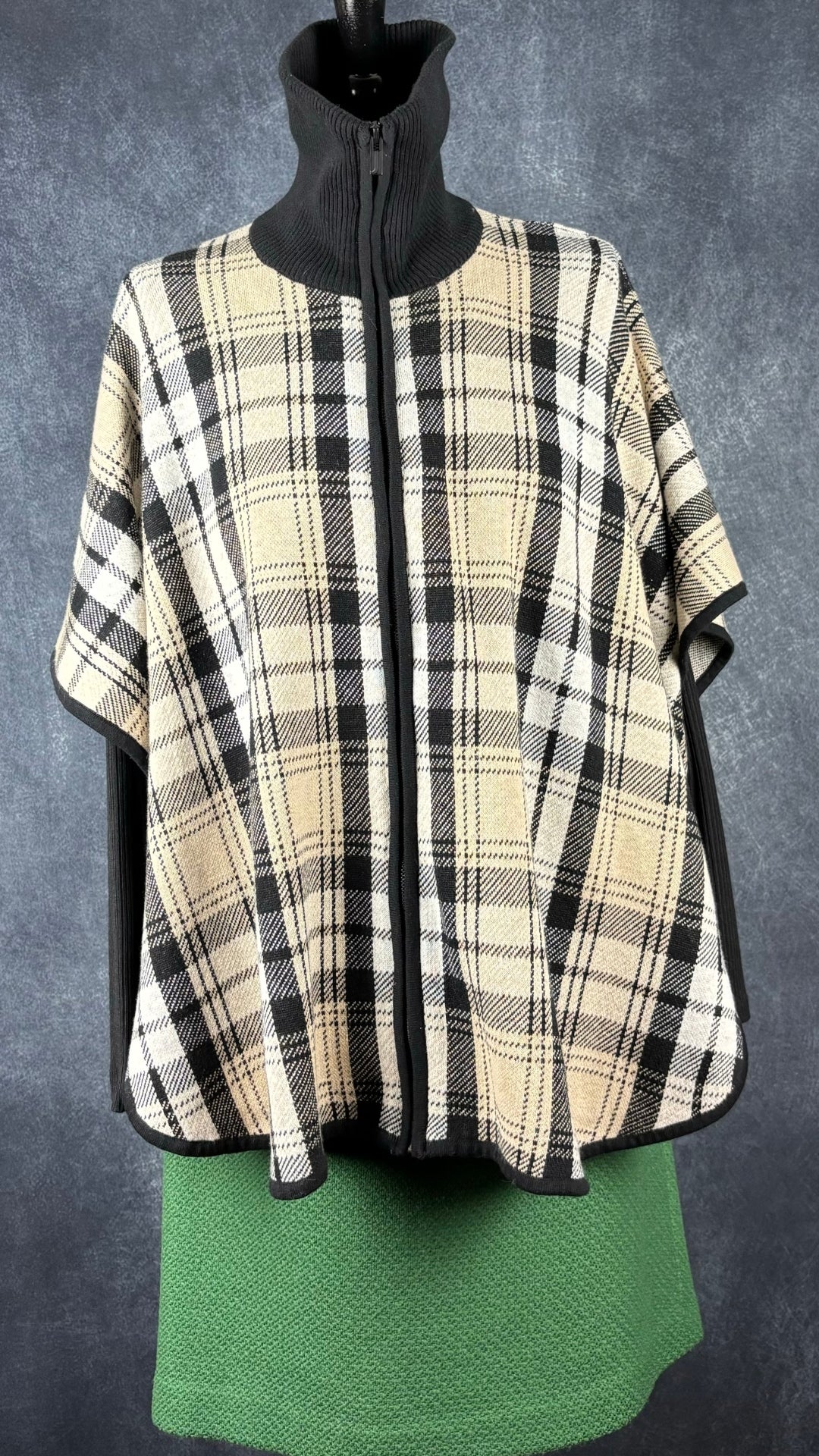 Jupe verte en pure laine vierge Contemporaine, taille estimée à large. Vue de l'agencement avec la veste poncho à carreaux, col remonté.