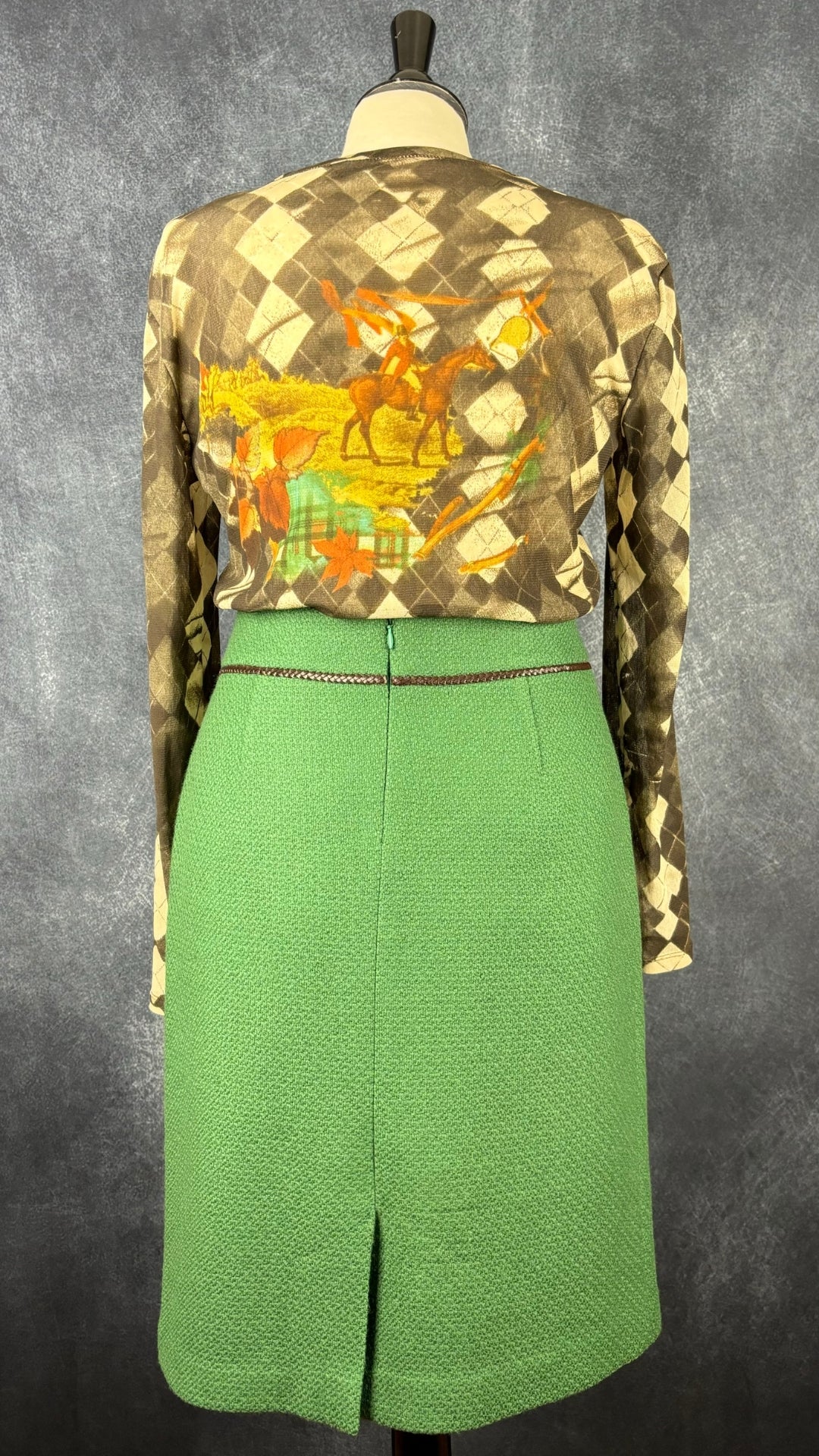 Jupe verte en pure laine vierge Contemporaine, taille estimée à large. Vue de l'agencement avec le chandail Marc Aurel, de dos.