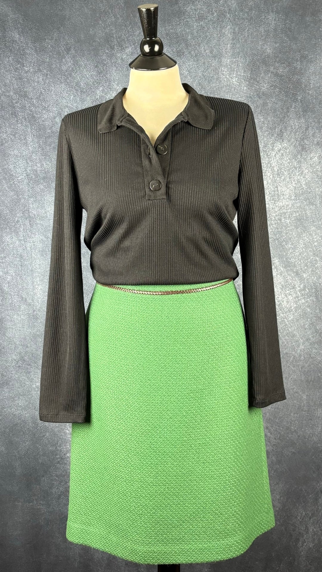 Jupe verte en pure laine vierge Contemporaine, taille estimée à large. Vue de l'agencement avec el chandail noir à col polo Massimo Dutti.