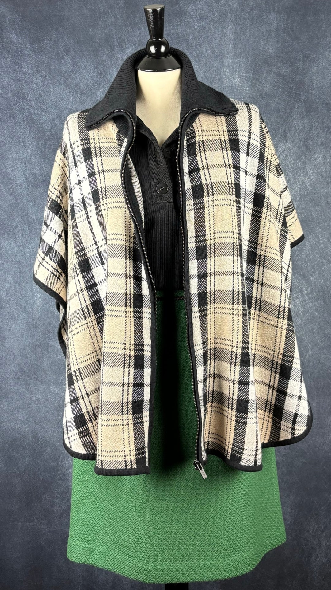 Jupe verte en pure laine vierge Contemporaine, taille estimée à large. Vue de l'agencement avec le polo noir Massimo Dutti et la veste poncho à carreaux.