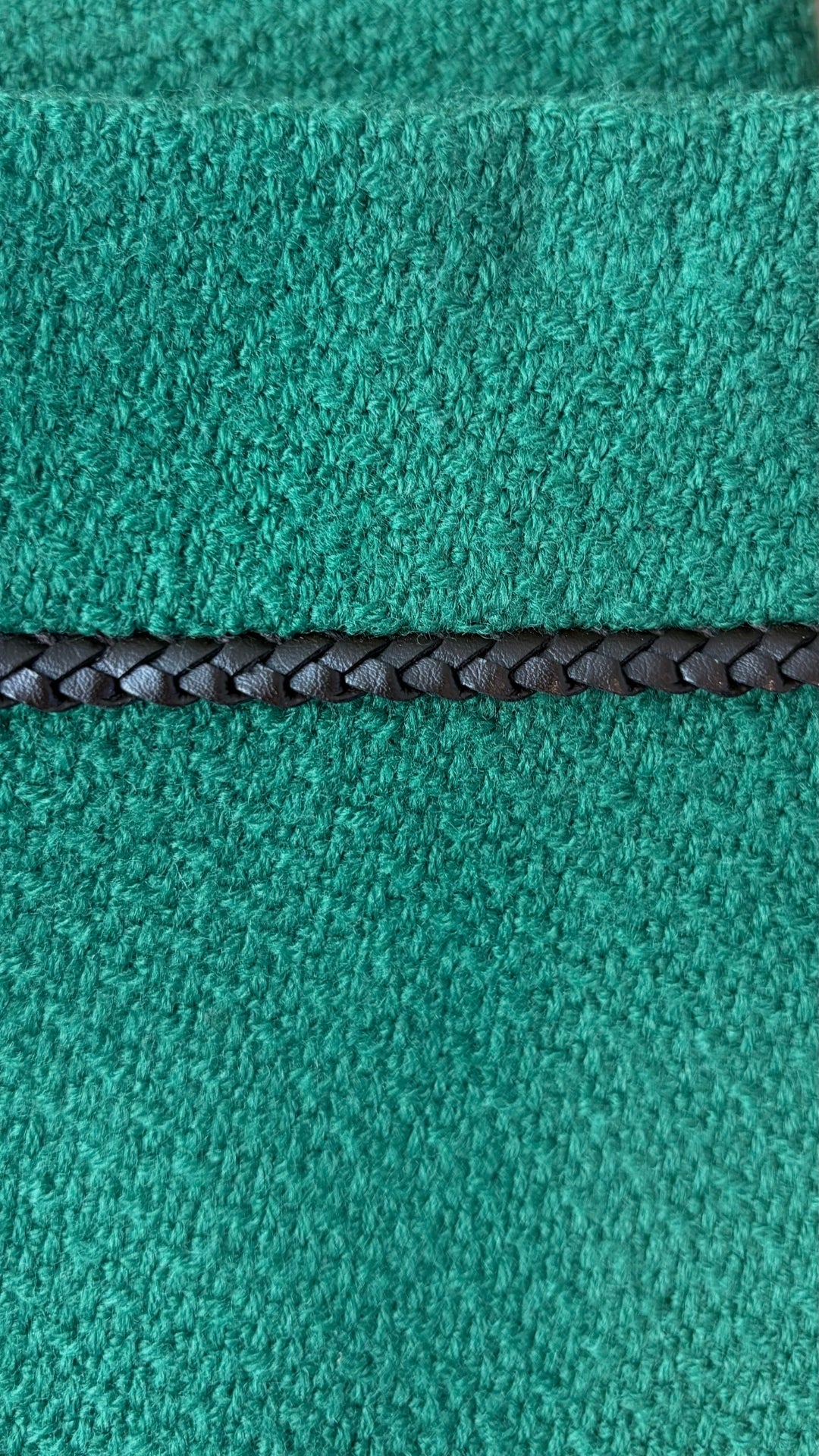 Jupe verte en pure laine vierge Contemporaine, taille estimée à large. Vue de la bande de taille.