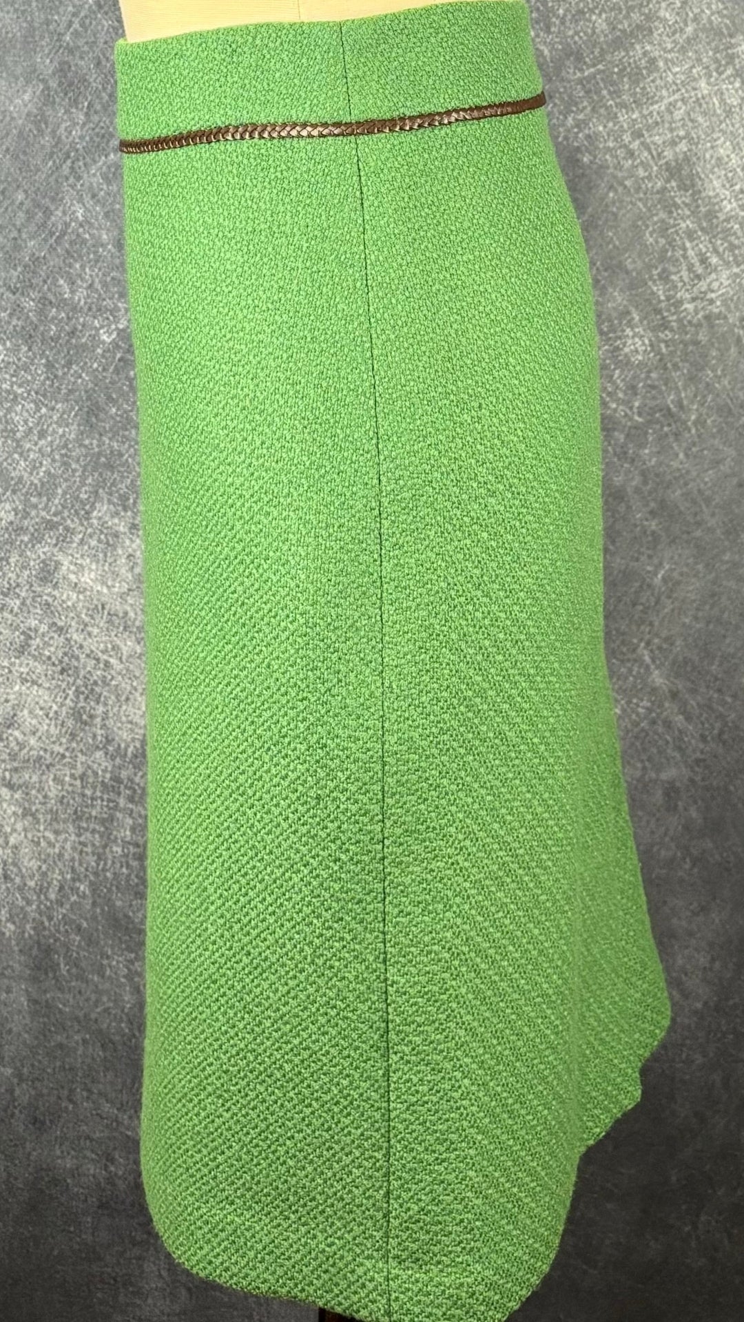 Jupe verte en pure laine vierge Contemporaine, taille estimée à large. Vue de côté.