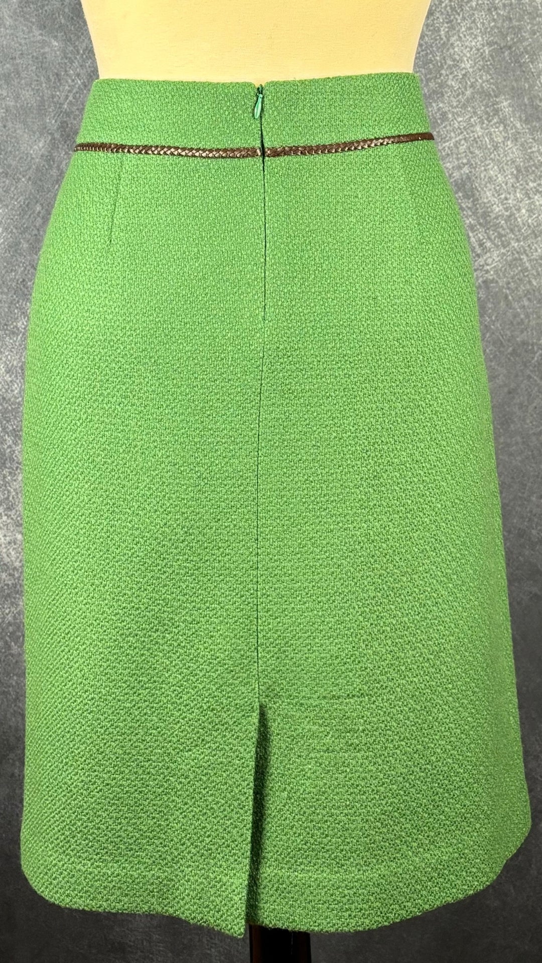Jupe verte en pure laine vierge Contemporaine, taille estimée à large. Vue de dos.