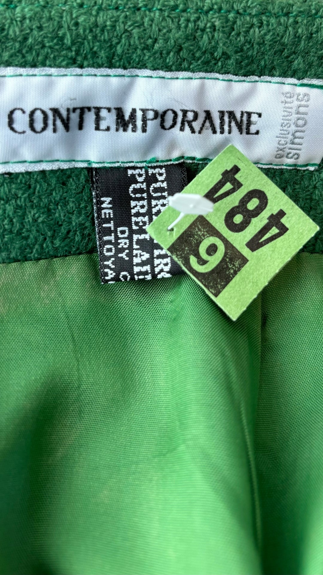 Jupe verte en pure laine vierge Contemporaine, taille estimée à large. Vue de l'étiquette.