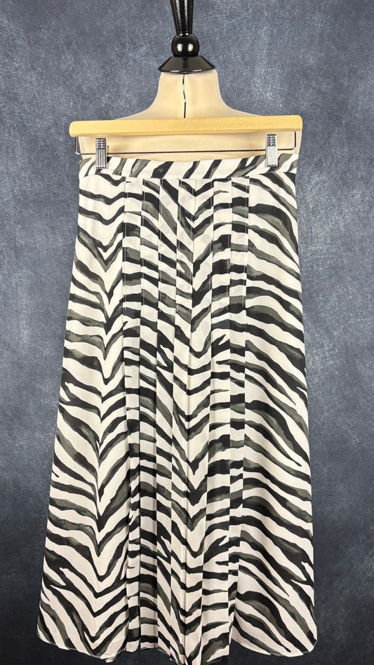 Jupe midi plissée à zébrures Banana Republic, taille 0. Vue de face, sur cintre.