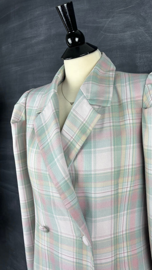 Manteau à carreaux Adelyn Rae, taille estimée à small. Vue de l'encolure.