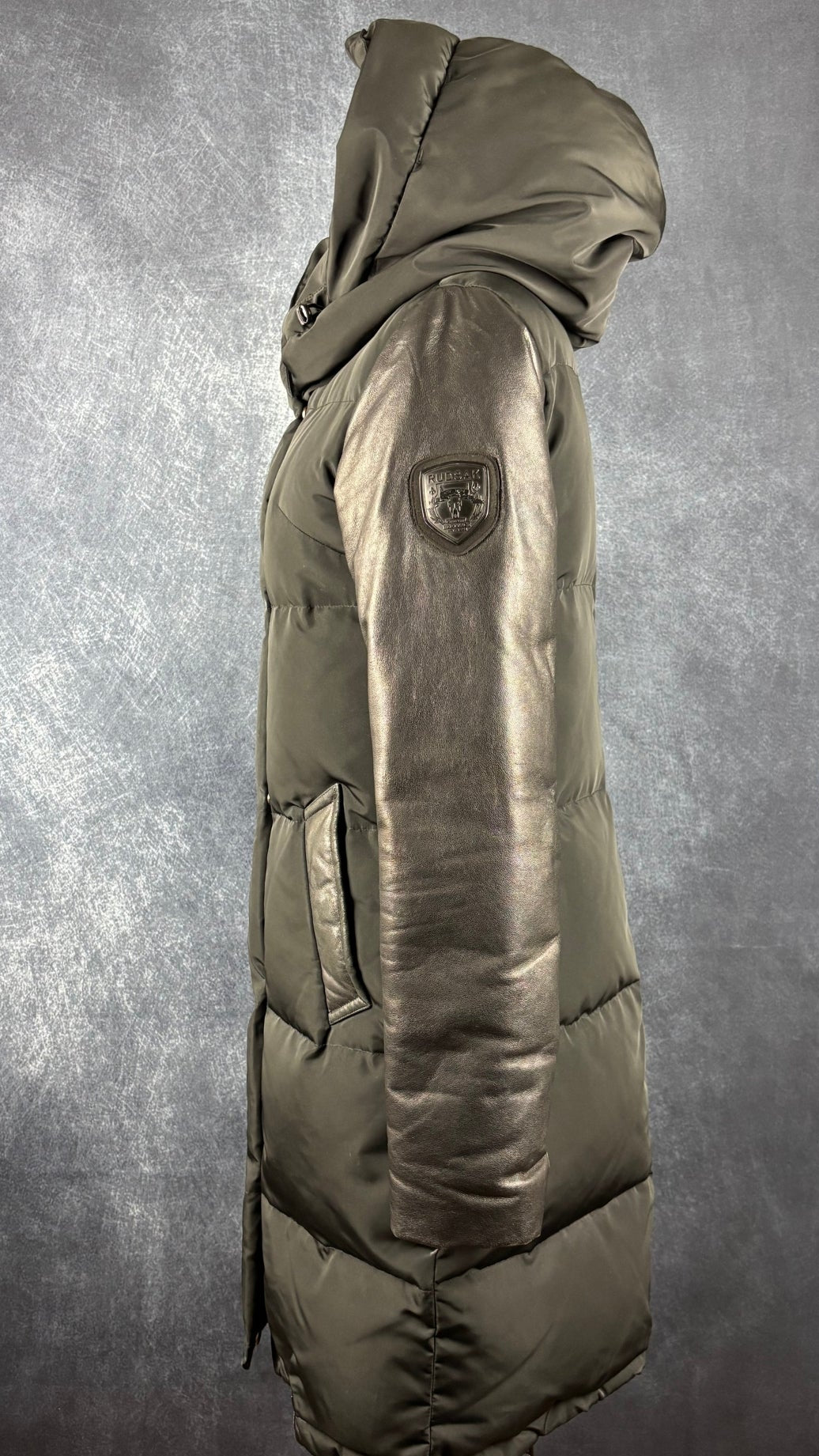 Manteau isolé en duvet mi-long noir avec détails en cuir, Rudsak, taille xs qui fait aussi small. Vue de côté.
