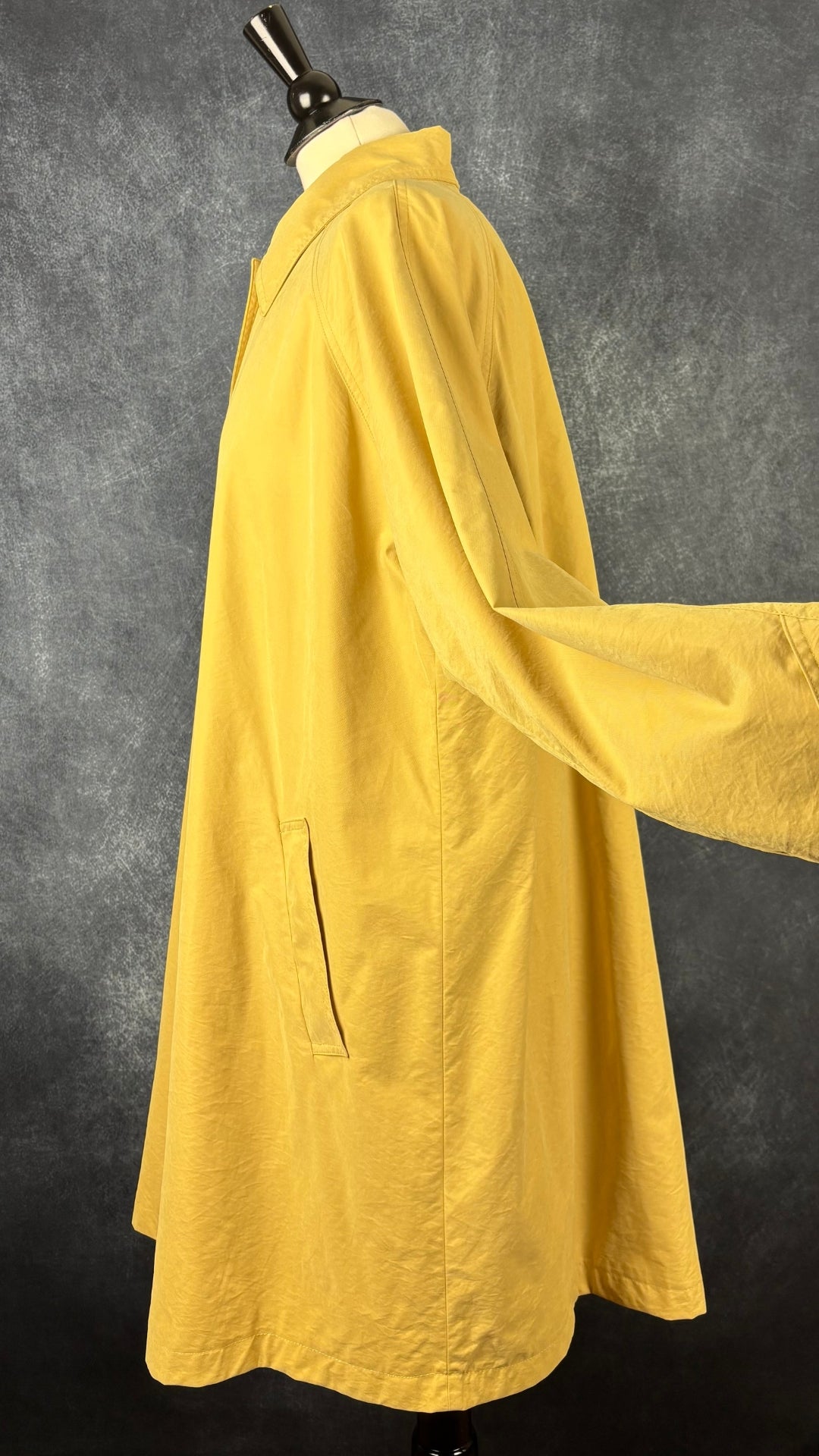 Manteau jaune paille Olsen collection, taille 18 (lxl). Vue de côté.