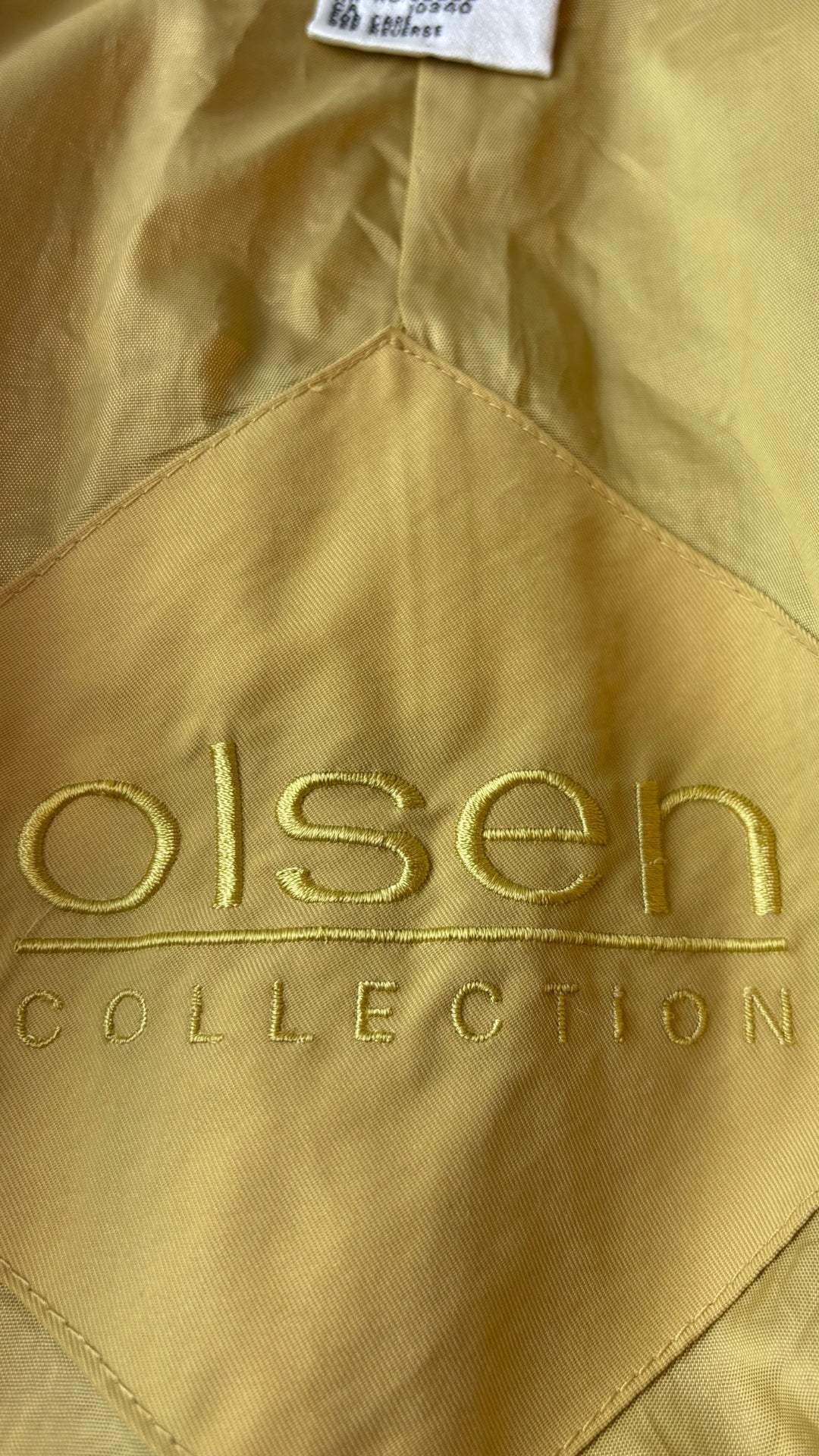 Manteau jaune paille Olsen collection, taille 18 (lxl). Vue de l'étiquette.