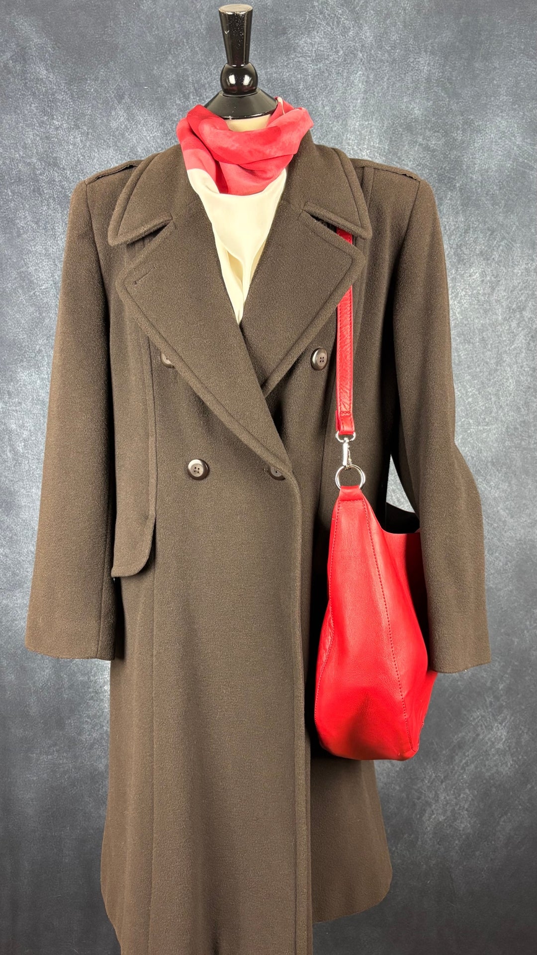 Manteau long en laine et angora vintage brun chocolat Marisa Minicucci, taille 10, estimée à large. Vue de l'agencement avec le foulard crème à motif floral et le sac à main en cuir rouge.