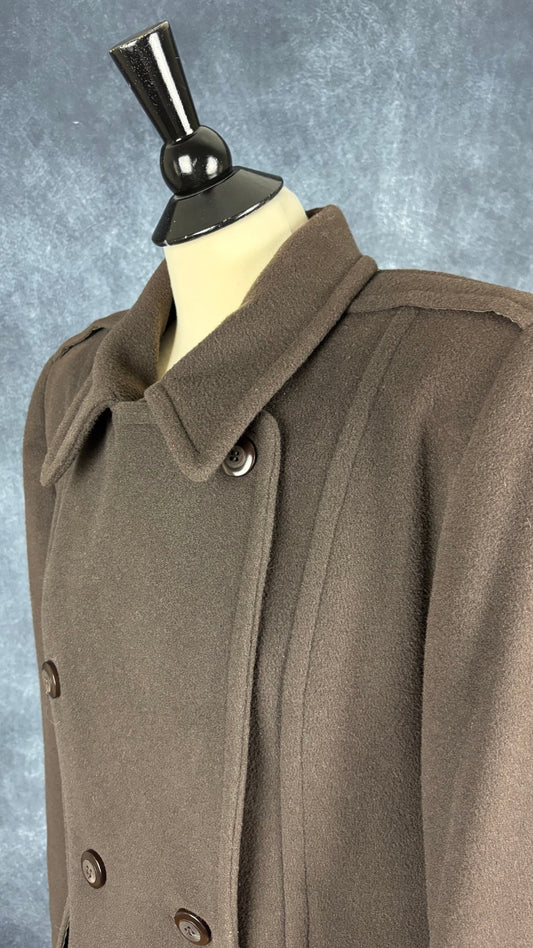 Manteau long en laine et angora vintage brun chocolat Marisa Minicucci, taille 10, estimée à large. Vue de l'encolure boutonnée.
