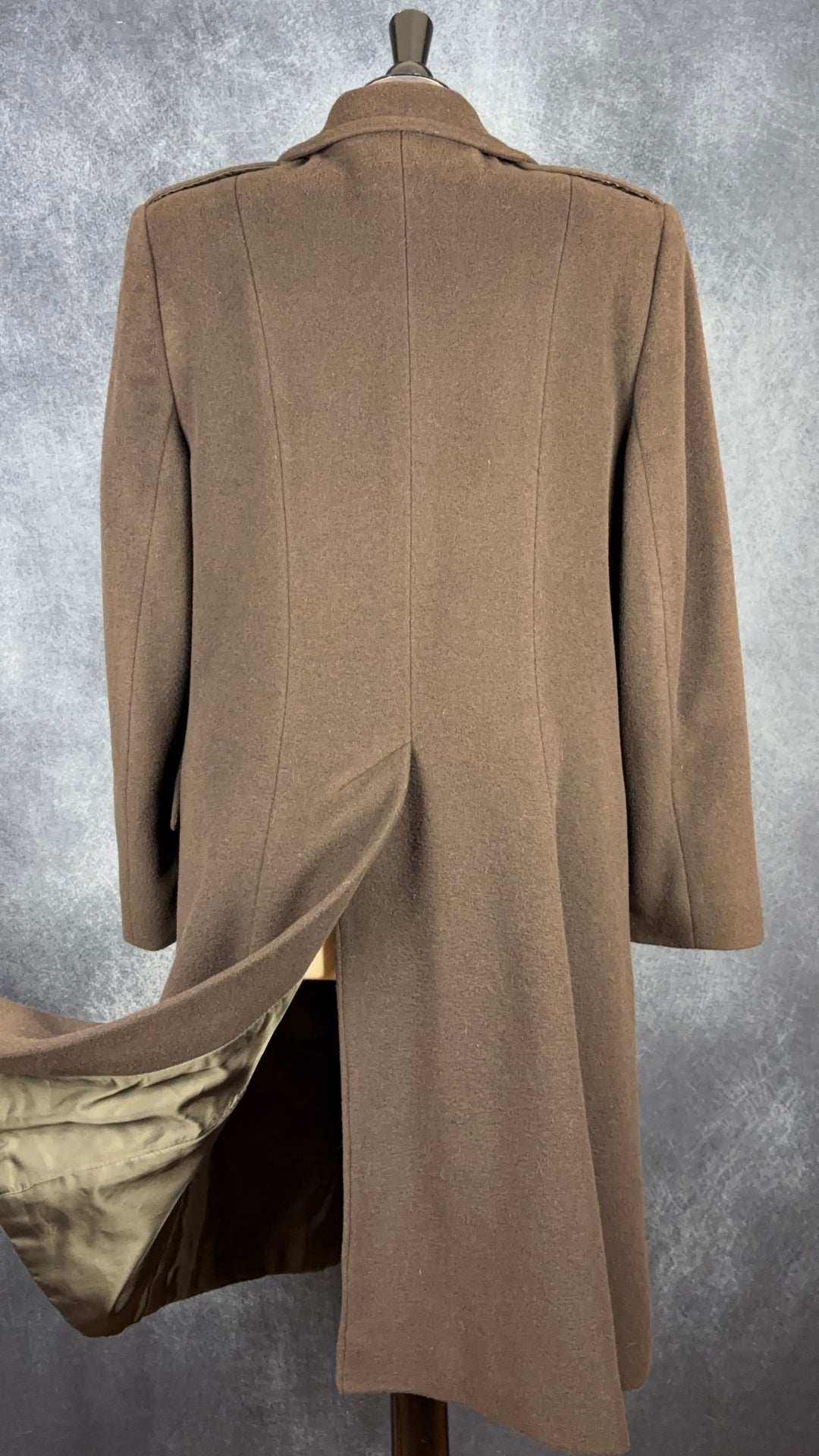 Manteau long en laine et angora vintage brun chocolat Marisa Minicucci, taille 10, estimée à large. Vue de dos, de la fente d'aisance.