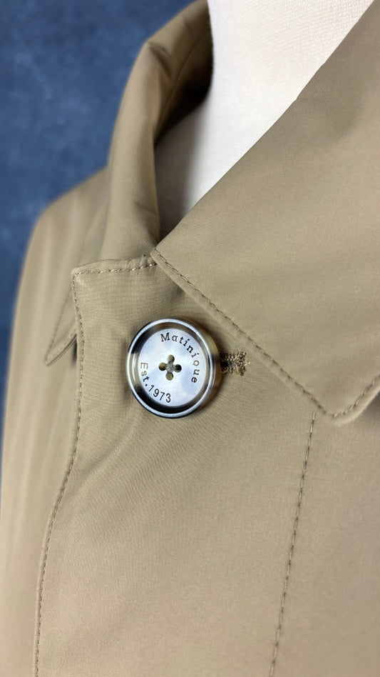 Manteau mi-long beige Matinique, taille xxl qui convient plus à xl. Vue de près du premier bouton.