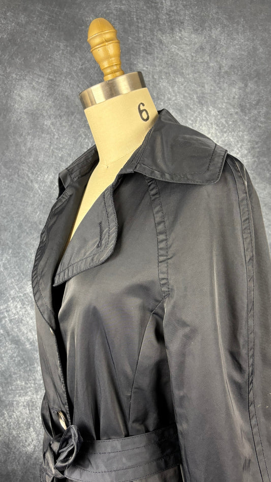 Manteau mi-long style trench marine foncé Olsen Europe, taille 6. Vue de l'encolure.