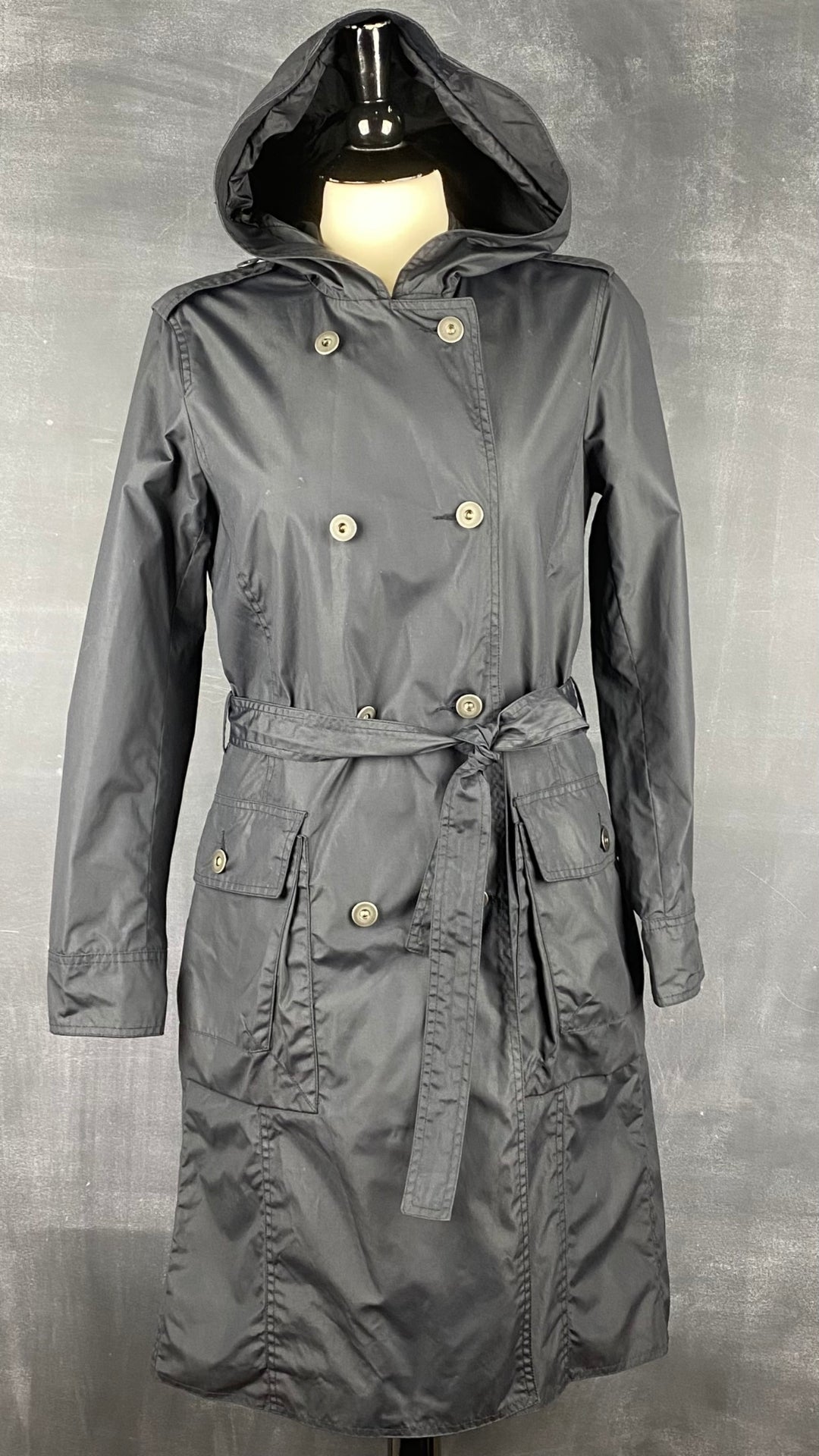 Manteau noir imperméable style trench M0851, taille 2 (xxs-xs-s). Vue de face.