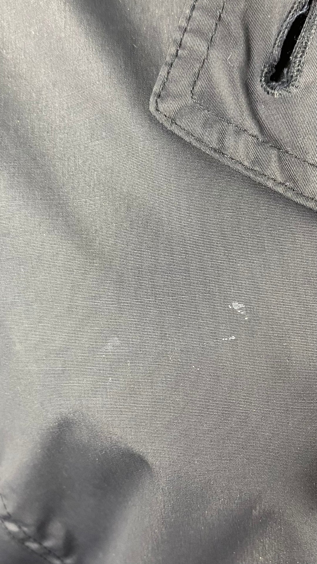 Manteau noir imperméable style trench M0851, taille 2 (xxs-xs-s). Vue de la trace plus pâle sur le manteau.