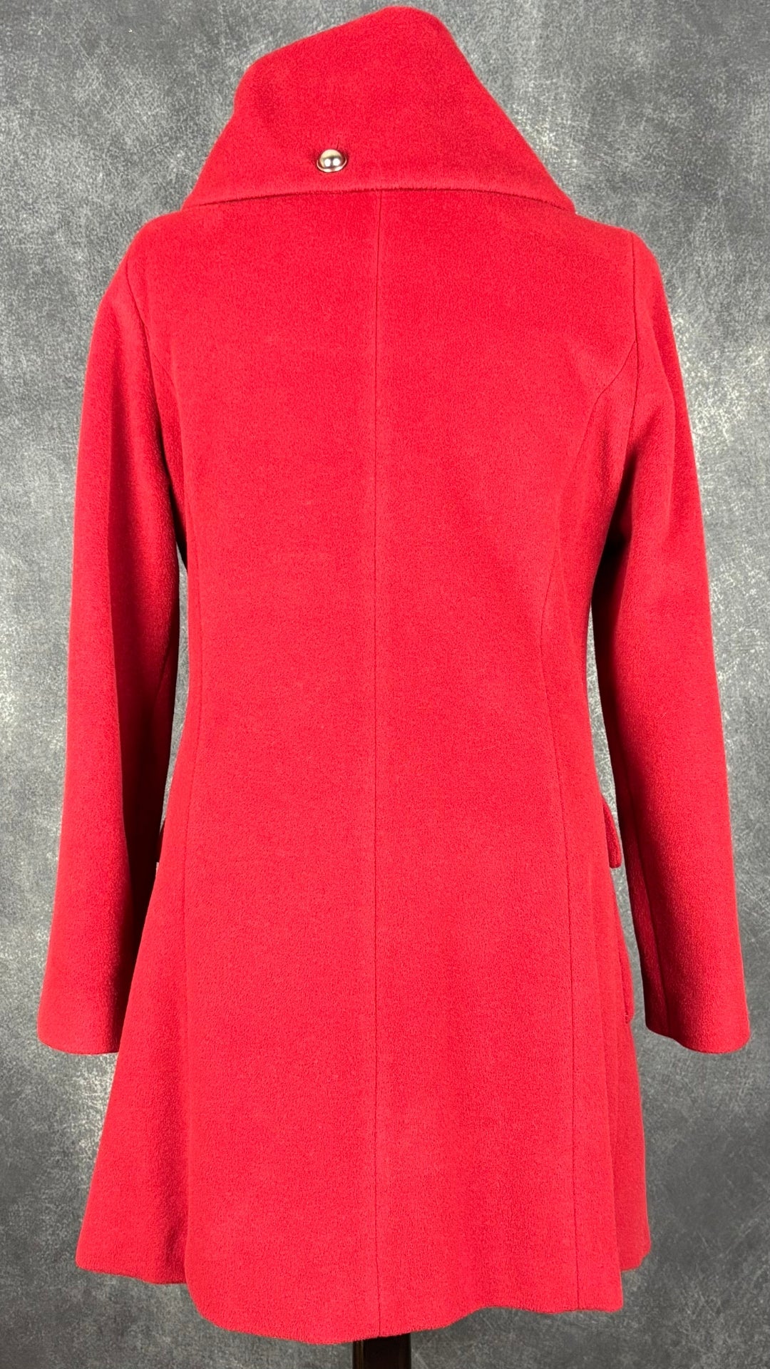 Manteau rouge en mélange de laine à col malléable Zapa, taille 42 (estimée à small/medium). Vue de dos.