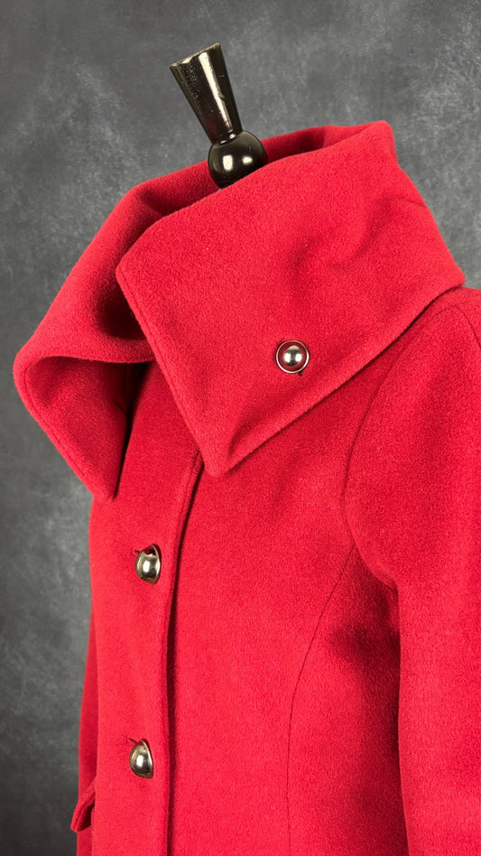 Manteau rouge en mélange de laine à col malléable Zapa, taille 42 (estimée à small/medium). Vue de l'encolure.