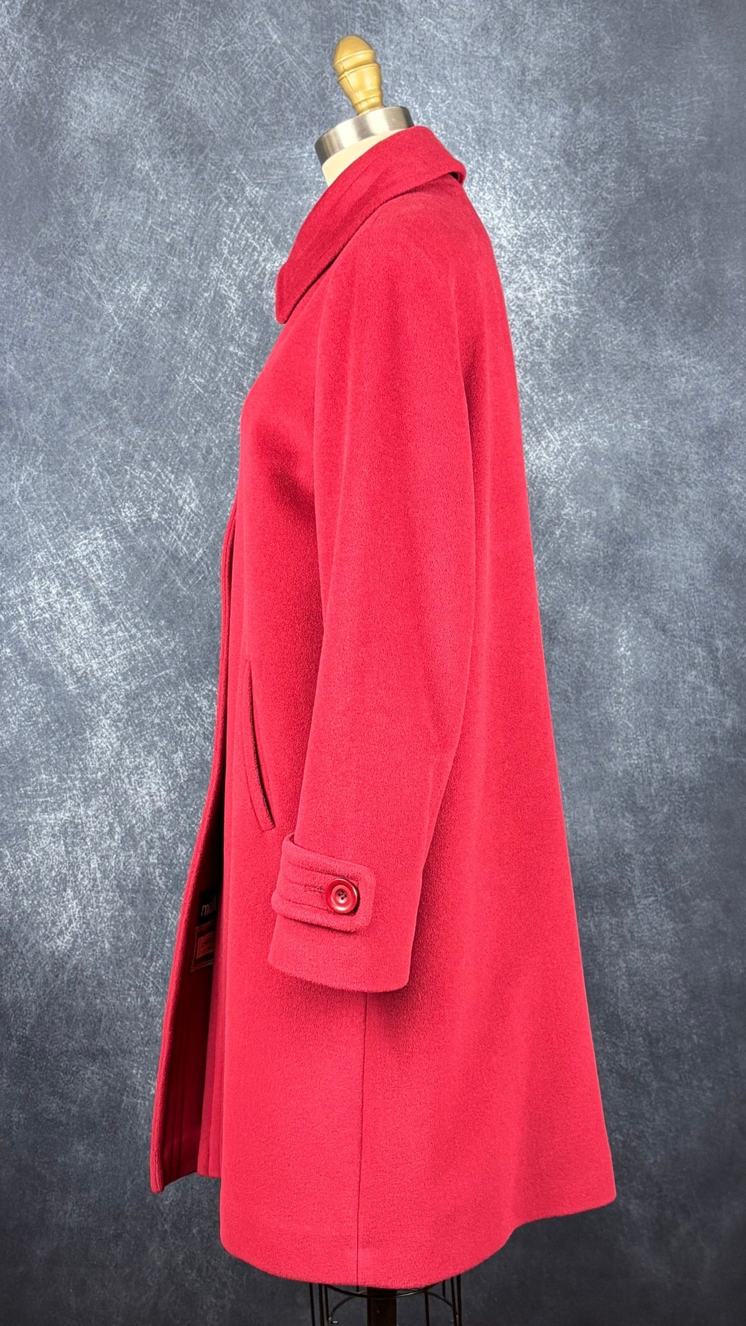Manteau rouge mi-long en angora et laine d'agneau Mallia, taille 8 (s/m). Vue de côté.