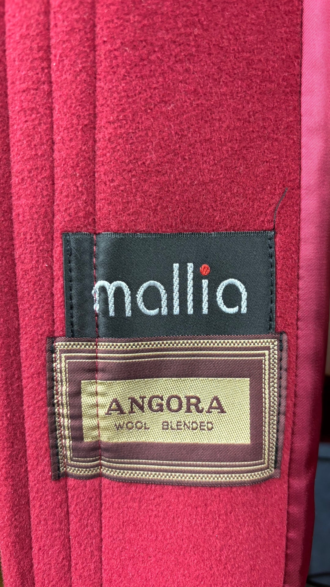 Manteau rouge mi-long en angora et laine d'agneau Mallia, taille 8 (s/m). Vue de l'étiquette.