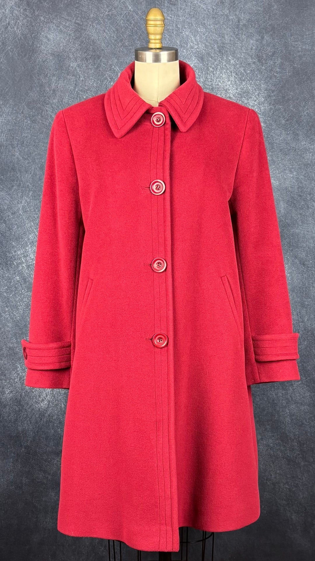 Manteau rouge mi-long en angora et laine d'agneau Mallia, taille 8 (s/m). Vue de face.