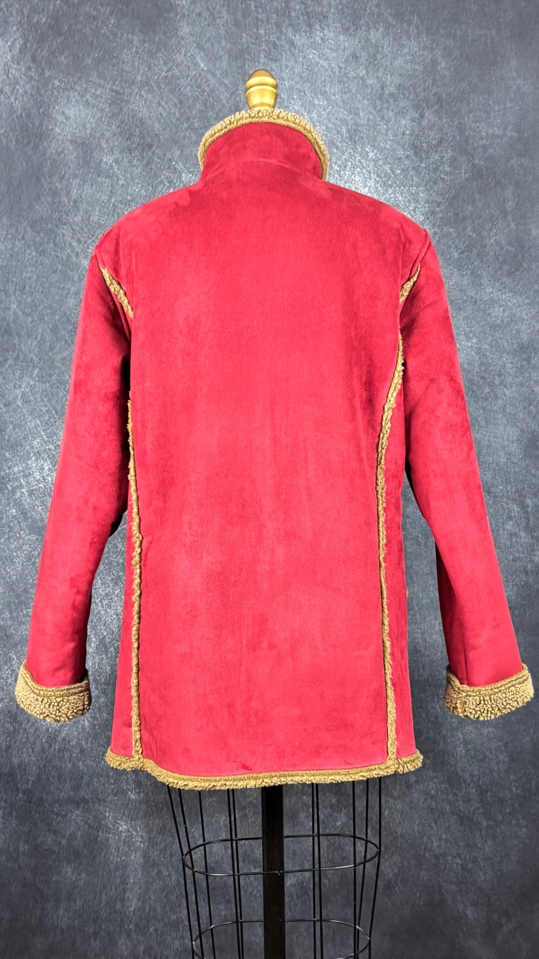 Manteau rouge style suède avec doublure en sherpa taupe L.L.Bean, taille small. Vue de dos.