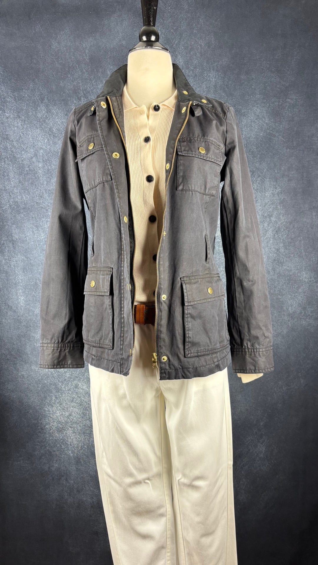 Manteau style travail ou barn jacket gris usé, Banana Republic, taille small. Vue de l'agencement avec le pantalon crème en lyocell, la ceinture en cuir à motifs colorés et le cardigan crème InWear.