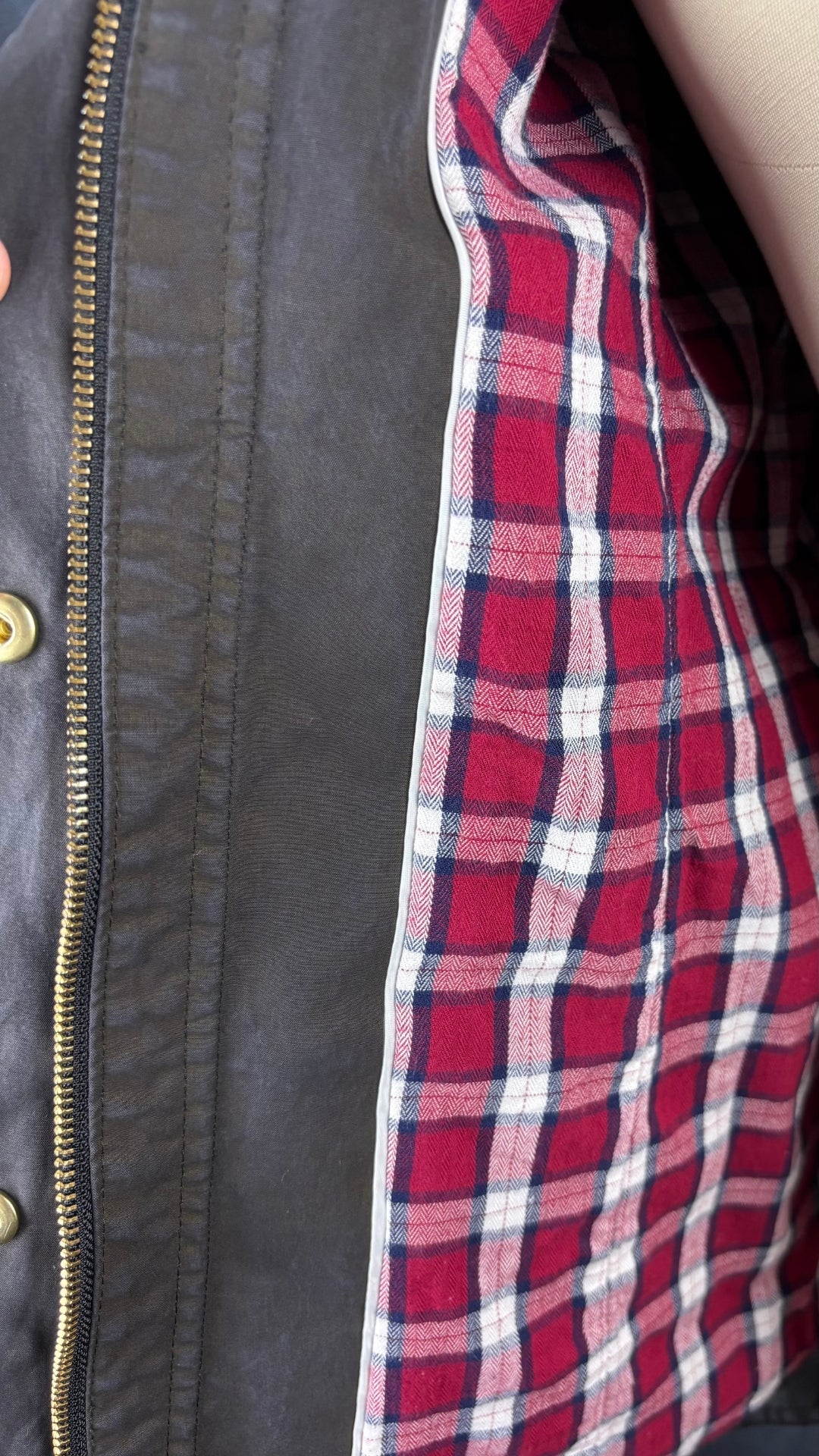 Manteau style travail ou barn jacket gris usé, Banana Republic, taille small. Vue de l'intérieur du manteau et de la doublure en flanelle à carreaux.