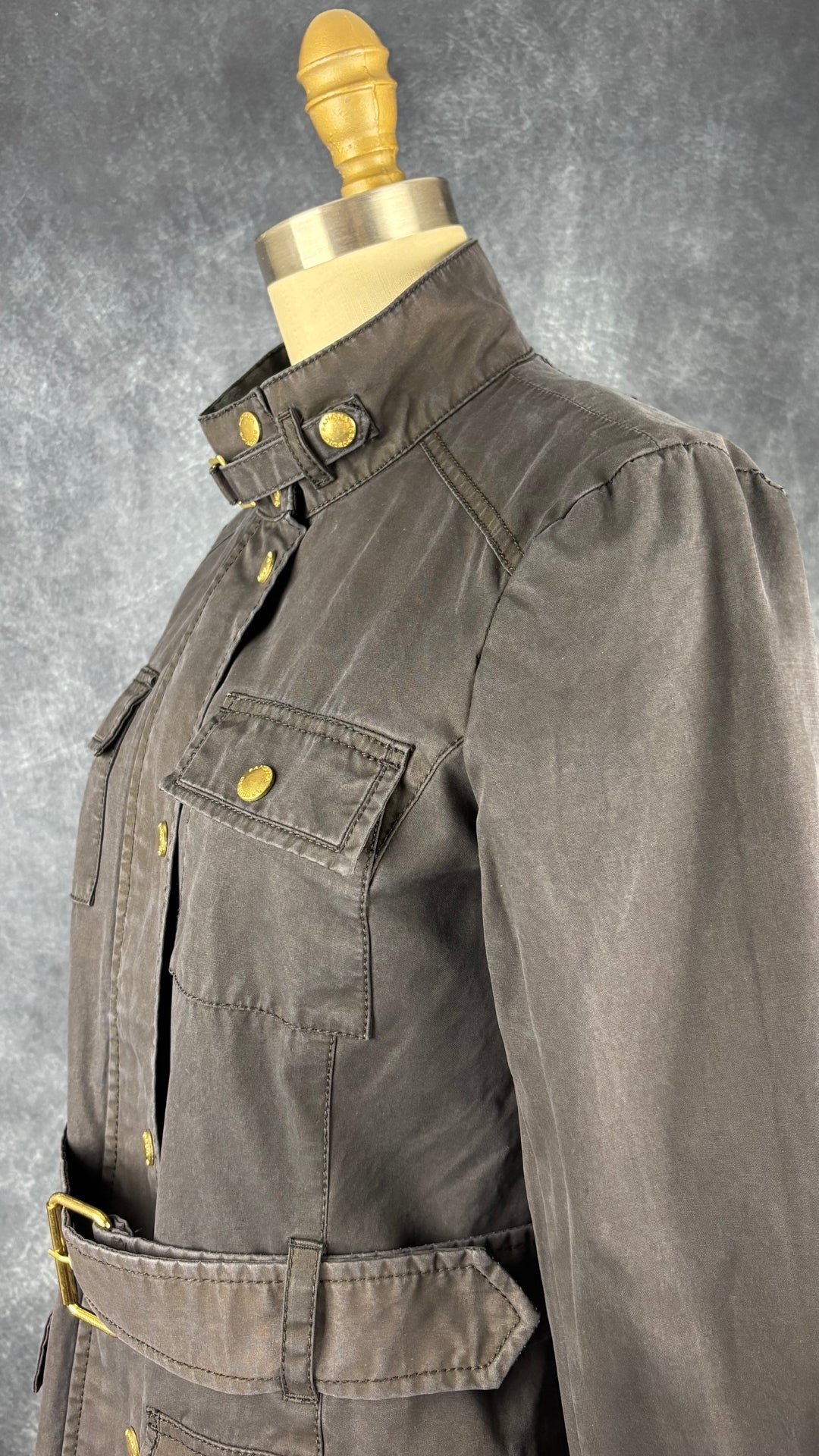 Manteau style travail ou barn jacket gris usé, Banana Republic, taille small. Vue de l'encolure.