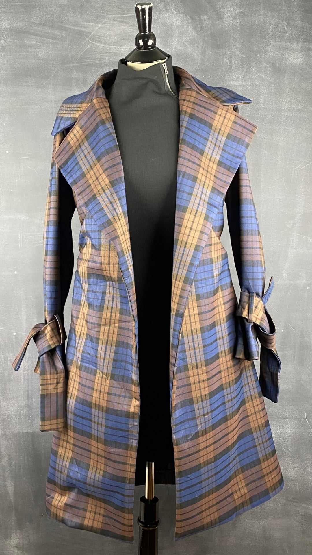 Manteau style trench fluide à carreaux mi-long Maison Cinqcent, taille small. Vue de l'agencement avec la robe Theory.