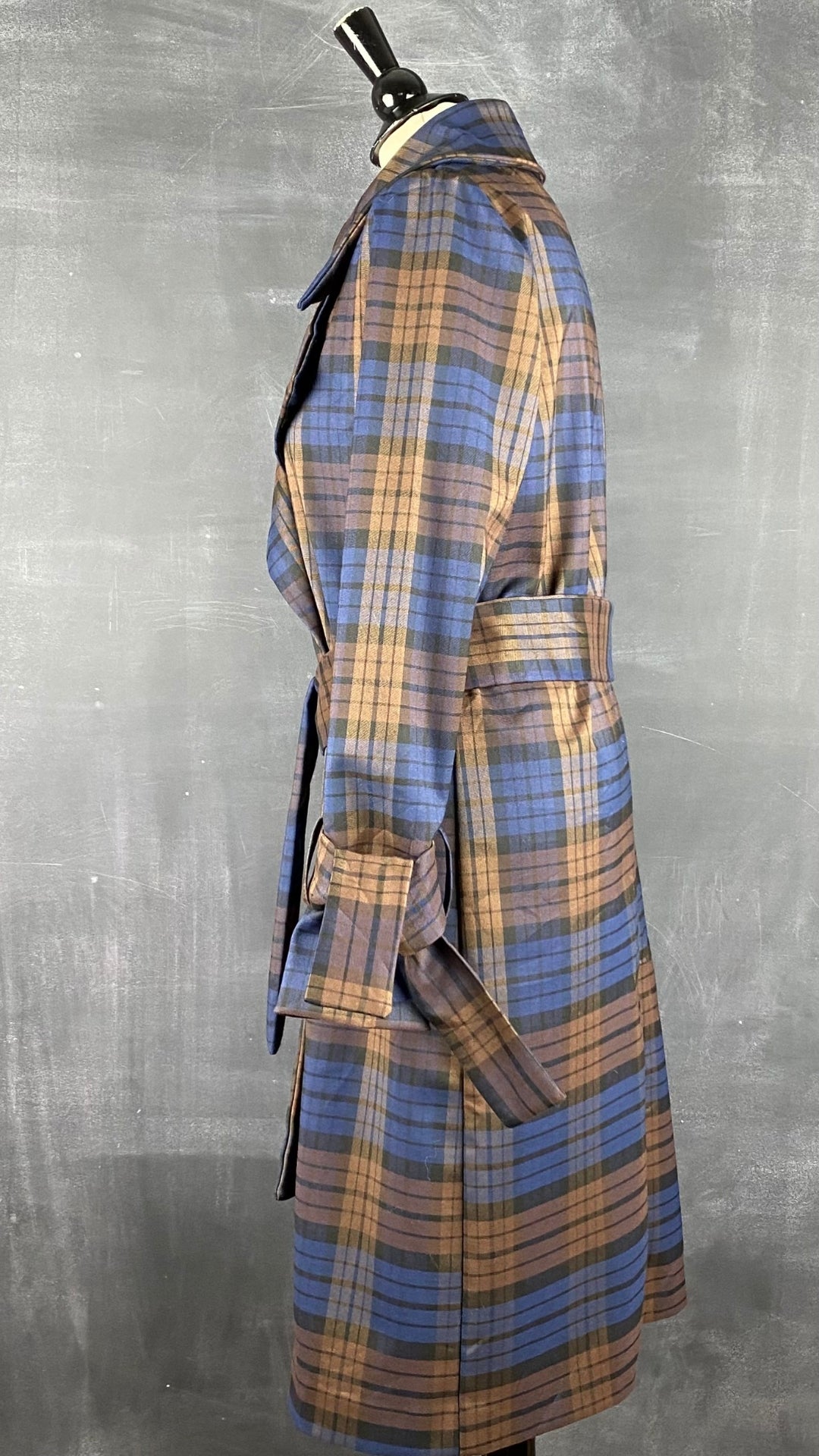Manteau style trench fluide à carreaux mi-long Maison Cinqcent, taille small. Vue de côté.