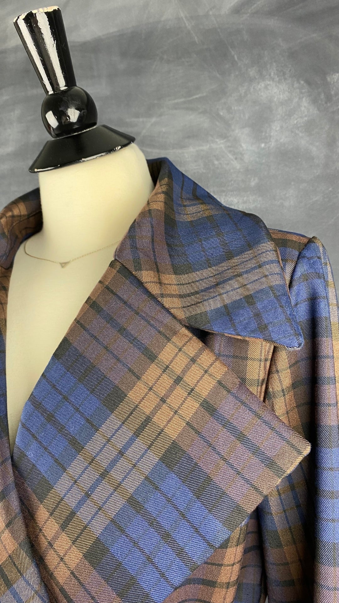 Manteau style trench fluide à carreaux mi-long Maison Cinqcent, taille small. Vue de l'encolure.
