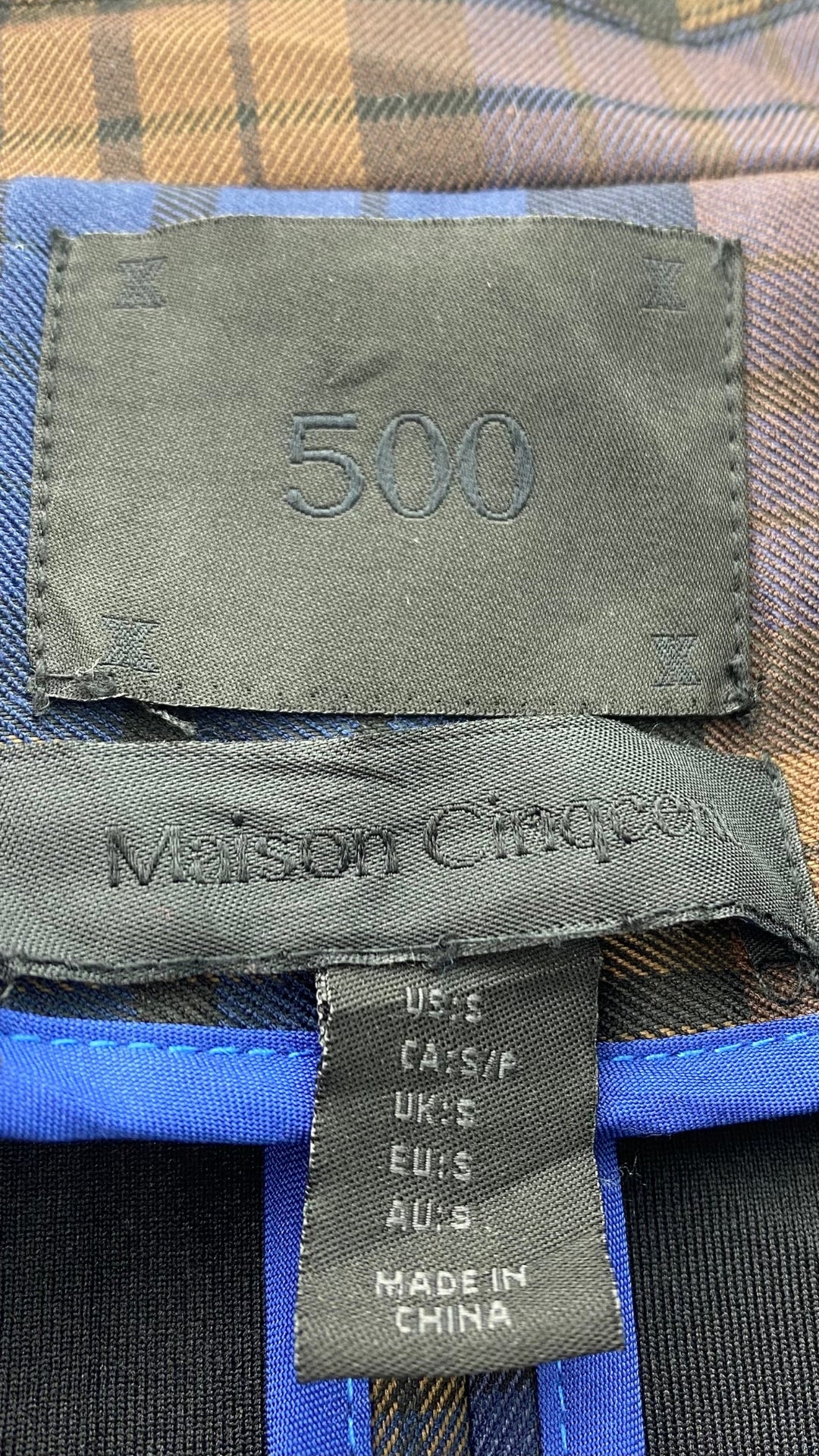 Manteau style trench fluide à carreaux mi-long Maison Cinqcent, taille small. Vue de l'étiquette de marque et taille.