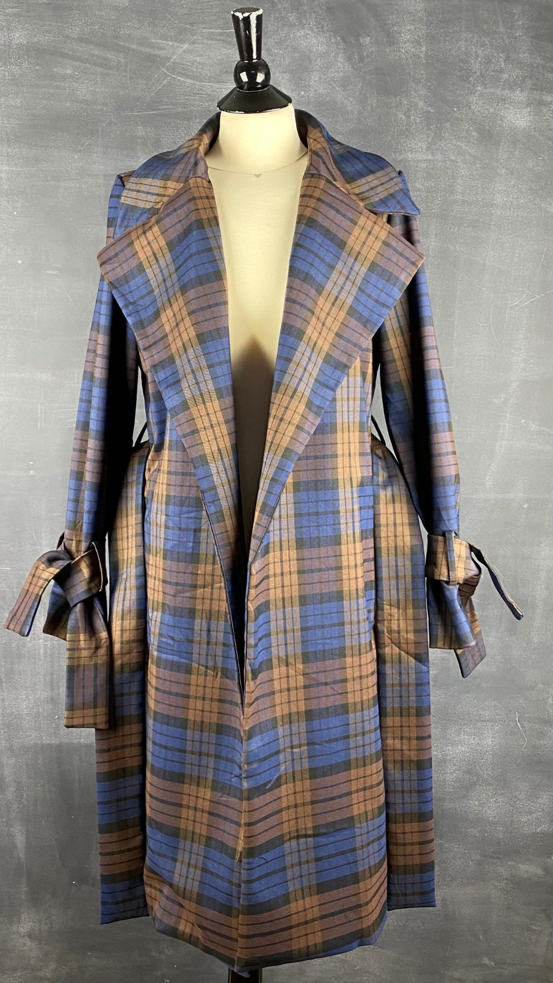 Manteau style trench fluide à carreaux mi-long Maison Cinqcent, taille small. Vue du manteau ouvert.