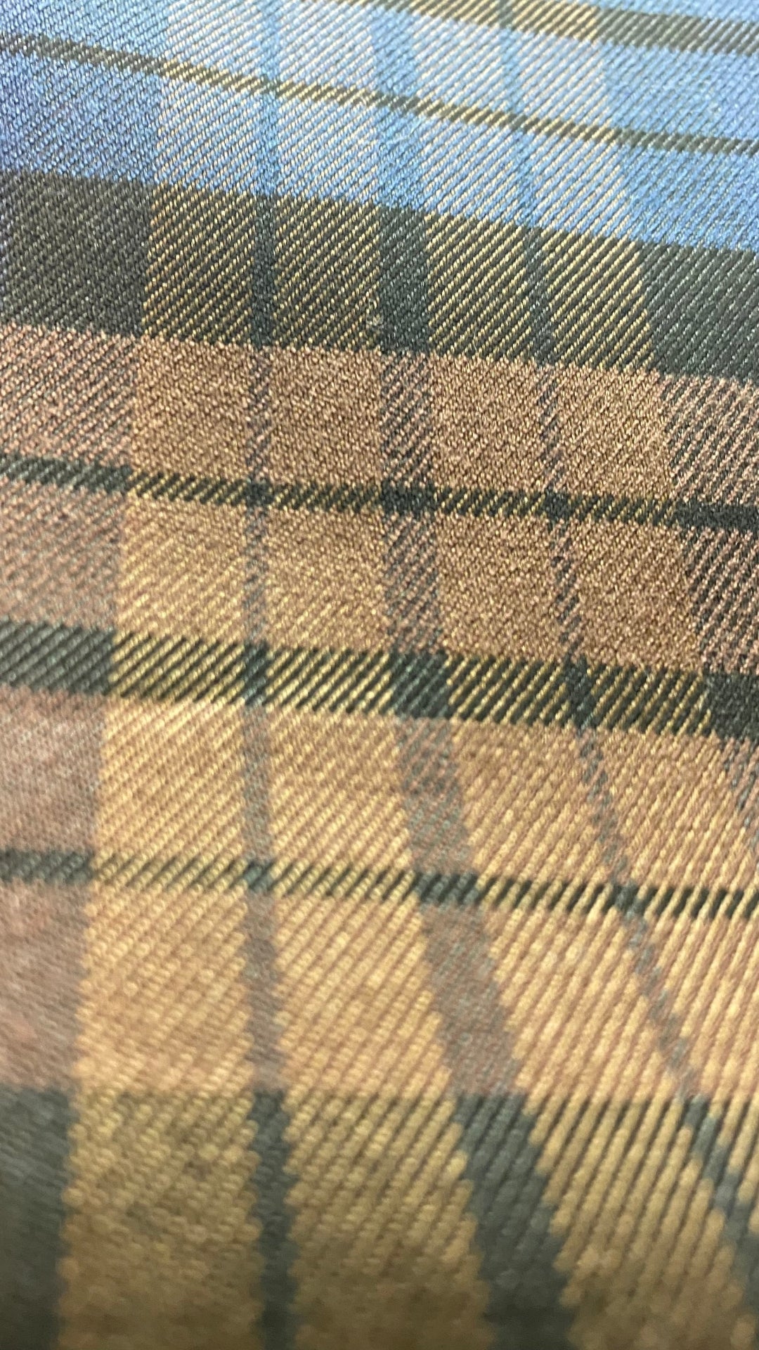 Manteau style trench fluide à carreaux mi-long Maison Cinqcent, taille small. Vue du tissu.