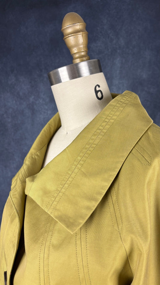 Manteau vert chartreuse Contemporaine taille 4. Vue de l'encolure, col ouvert.