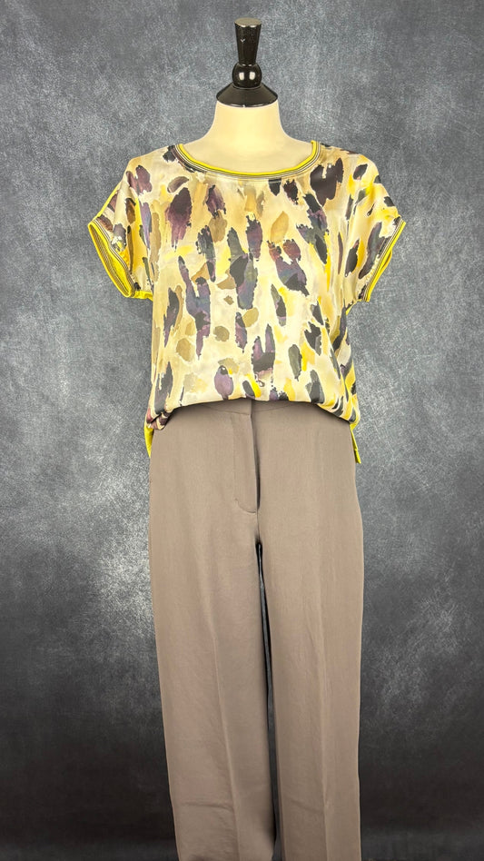 Pantalon Alanya gris taupe taille élastique Wilfred, taille 6. Vue de l'agencement avec le chandail à motifs jaune.