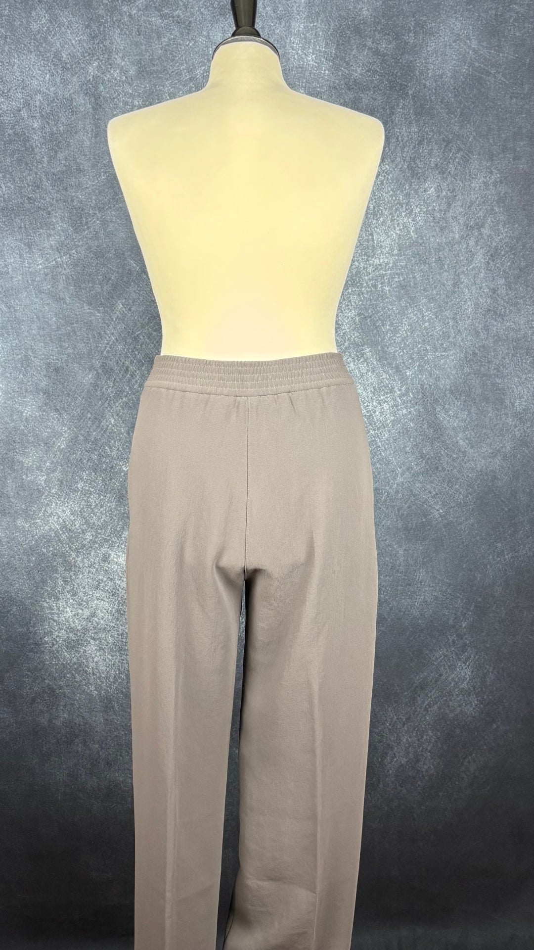 Pantalon Alanya gris taupe taille élastique Wilfred, taille 6. Vue de dos, sur le mannequin.