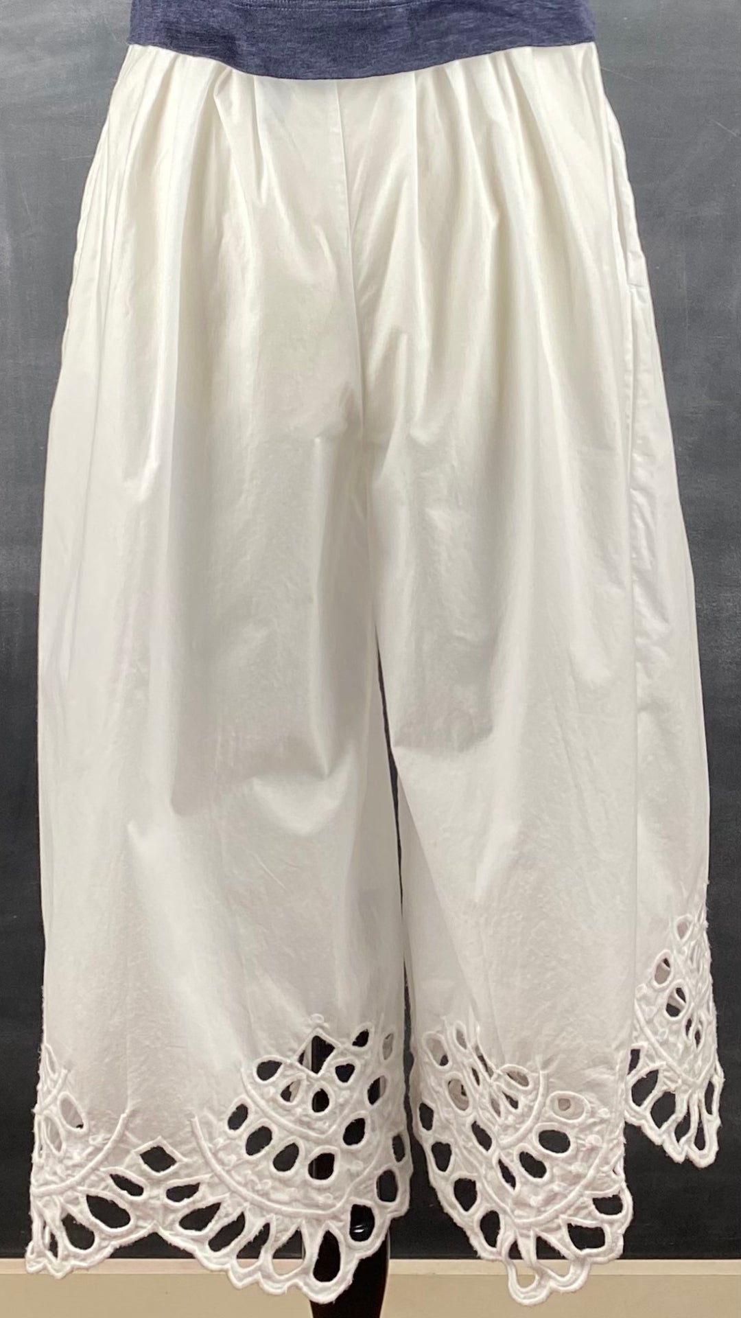 Pantalon blanc très ample style jupe avec broderie anglaise au bas