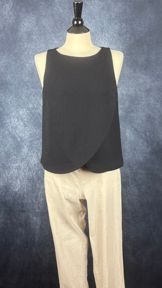 Pantalon beige à jambe étroite en mélange de lin Sarah Pacini, taille 1 (s). Vue de l'agencement avec la camisole noire croisée Theory.
