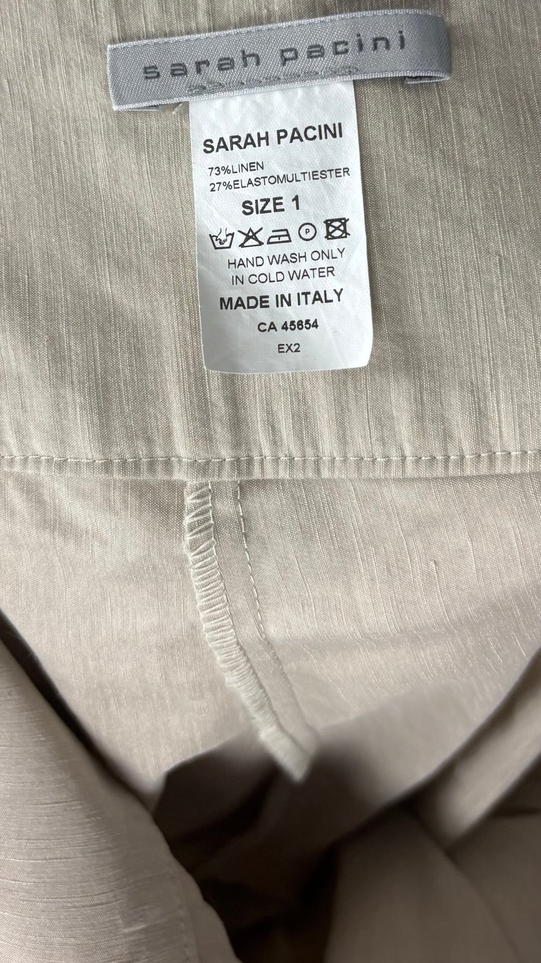 Pantalon beige à jambe étroite en mélange de lin Sarah Pacini, taille 1 (s). Vue de l'étiquette.