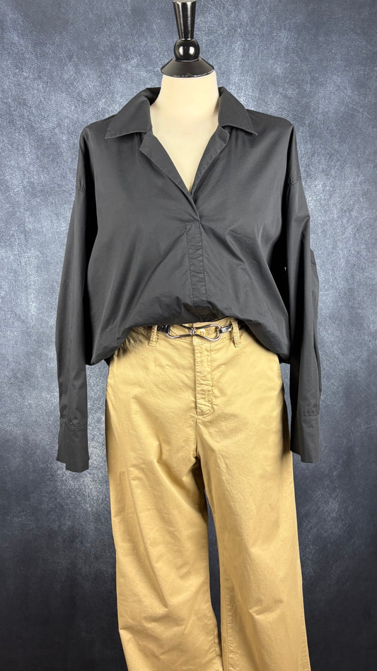 Pantalon chino beige tan à jambes larges Part Two, taille 40 (l). Vue de l'agencement avec la blouse noire Ushuu et la ceinture Ailes.