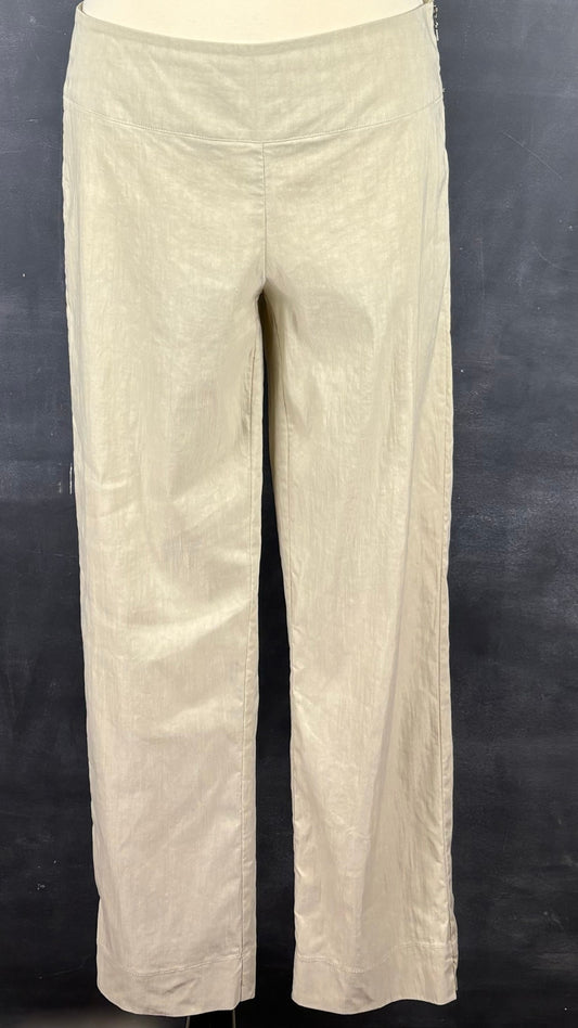 Pantalon beige en mélange de lin Sarah Pacini, taille 2 (m). Vue de face, sur mannequin.