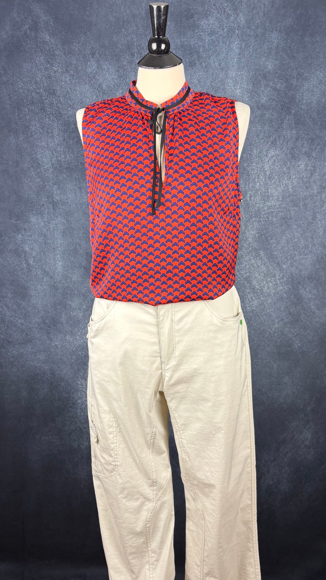 Pantalon beige crème parfait pour voyager Chlorophylle, taille 12. Vue de l'agencement avec la camisole à motifs Tristan.