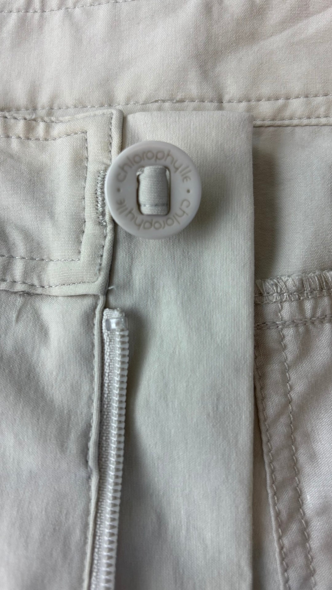 Pantalon beige crème parfait pour voyager Chlorophylle, taille 12. Vue de près du bouton.