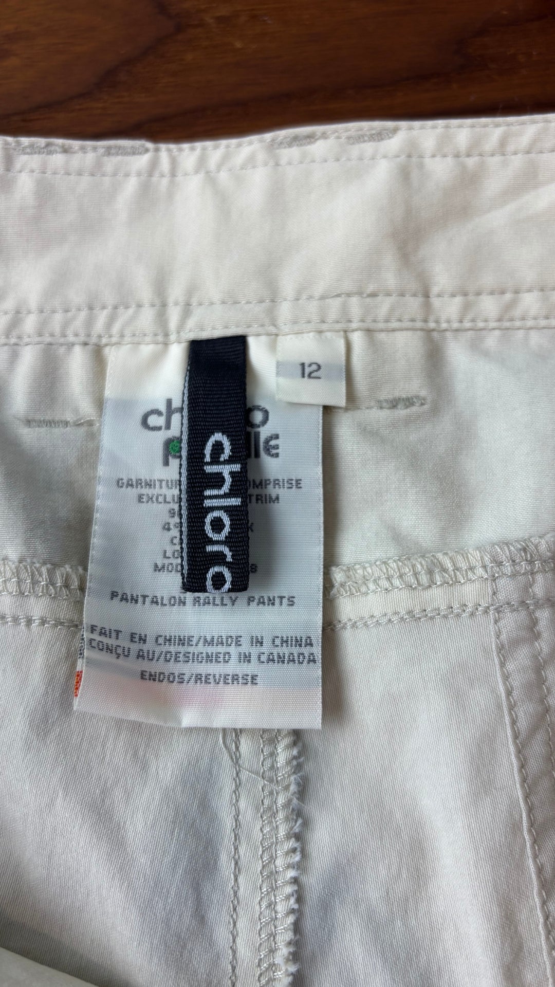 Pantalon beige crème parfait pour voyager Chlorophylle, taille 12. Vue de l'étiquette.