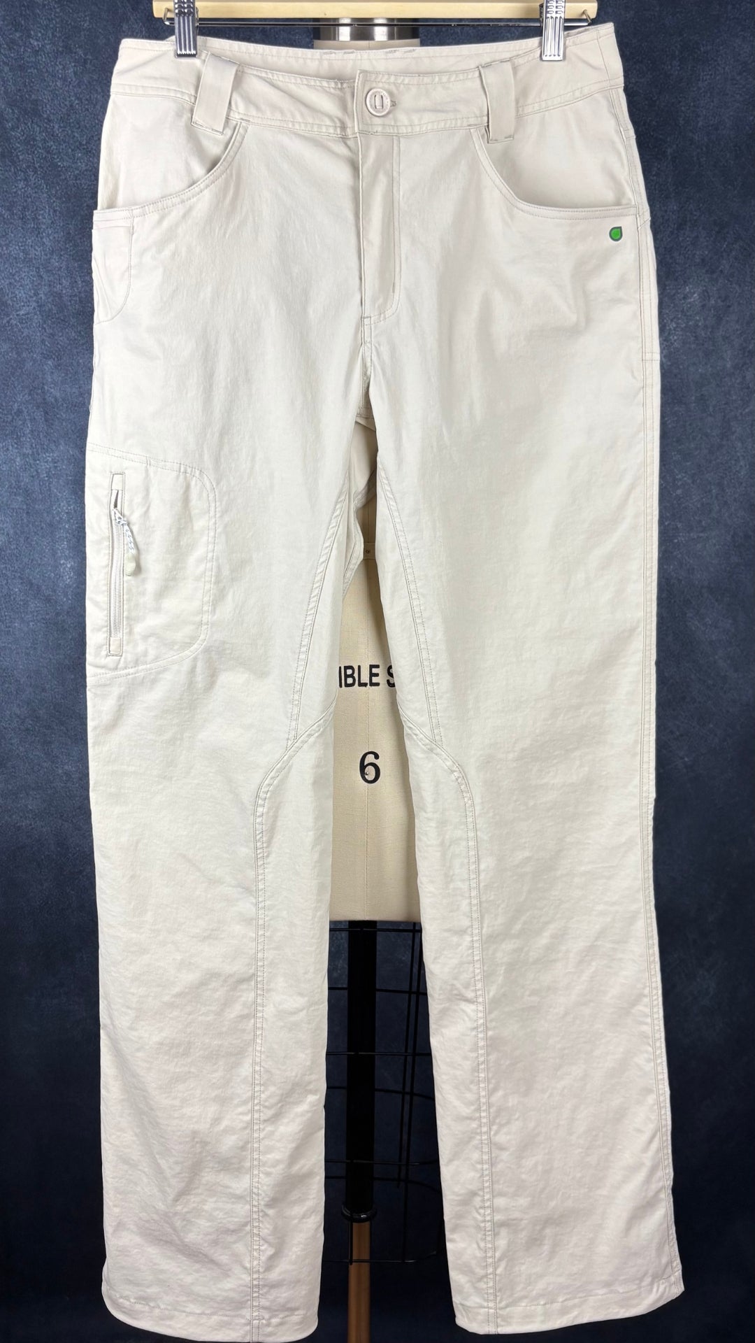 Pantalon beige crème parfait pour voyager Chlorophylle, taille 12. Vue de face.