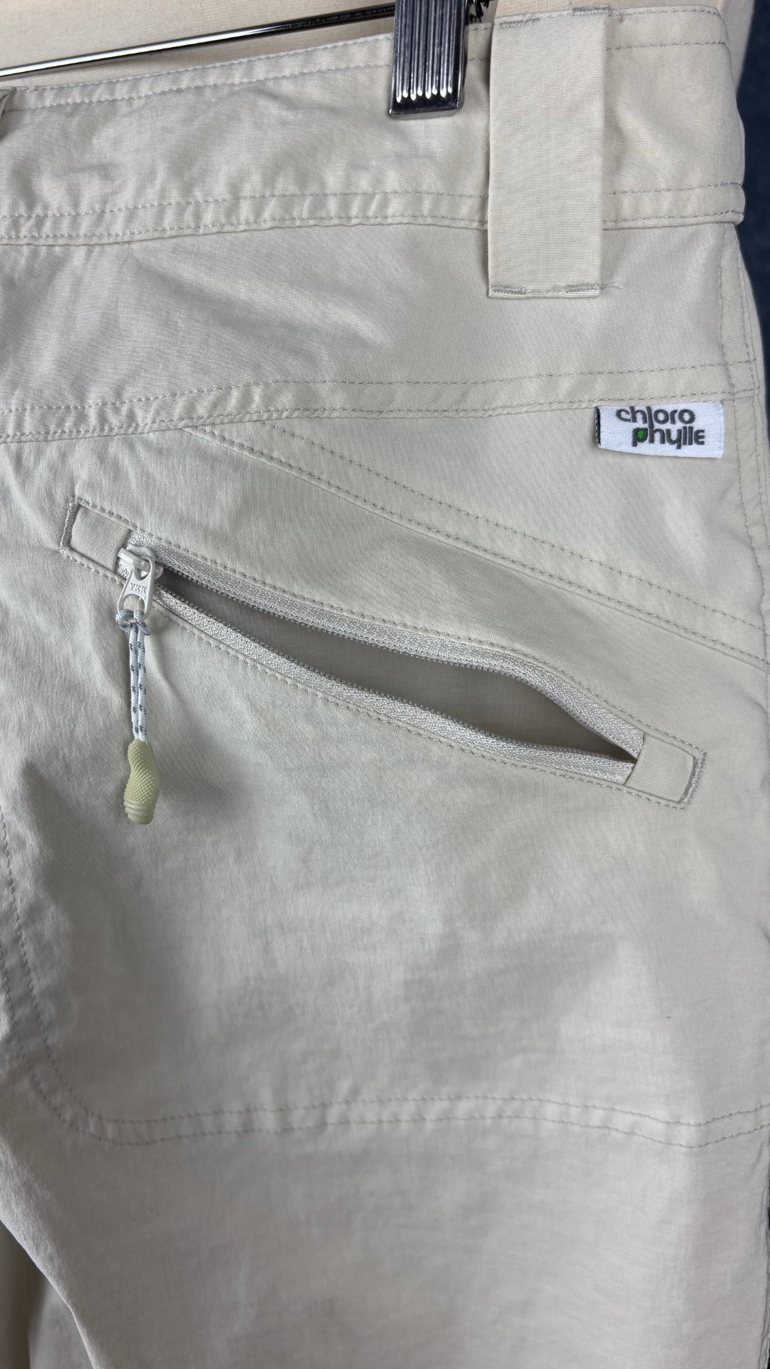 Pantalon beige crème parfait pour voyager Chlorophylle, taille 12. Vue de près d'une poche arrière.